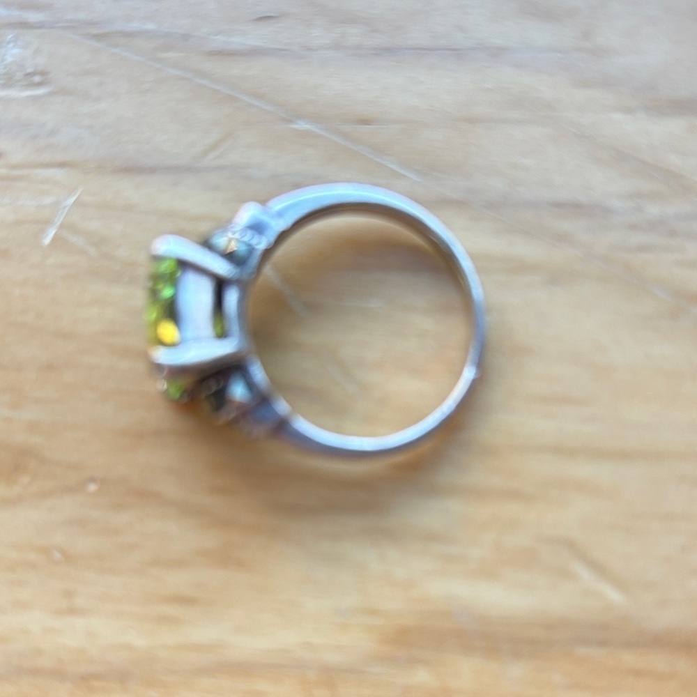 Elegant Sterling Silver Peridot Size 9 Gemstone Ring - Picture 4 of 5